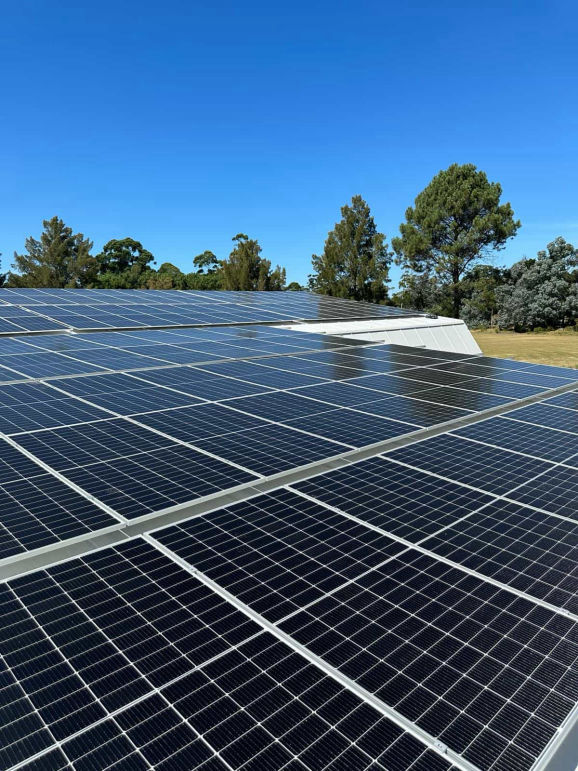 Paneles solares en parque – mantenimiento y limpieza